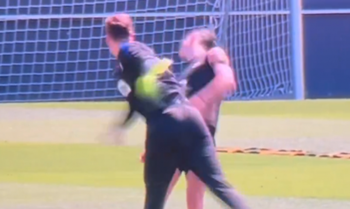 Wojciech Szczęsny vs. Robert Lewandowski na treningu Barcy XD [VIDEO]